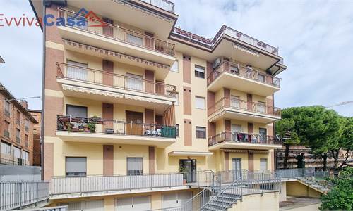 Quadrilocale con box a pochi passi dal centro di Loreto