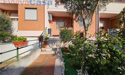 villetta a schiera con corte privata e garage