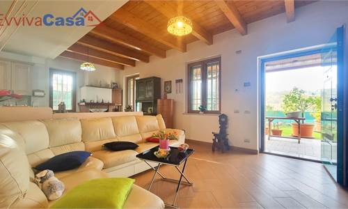 Privacy e stile: casa singola con giardino a Civitanova Marche