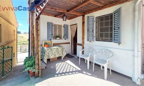 Casa indipendente tra le colline marchigiane