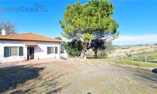 Casa indipendente con vista e ampia corte sulle colline di Senigallia