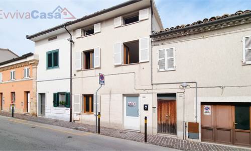 Cielo-terra con corte e mansarda: spazio, panorama e libertà